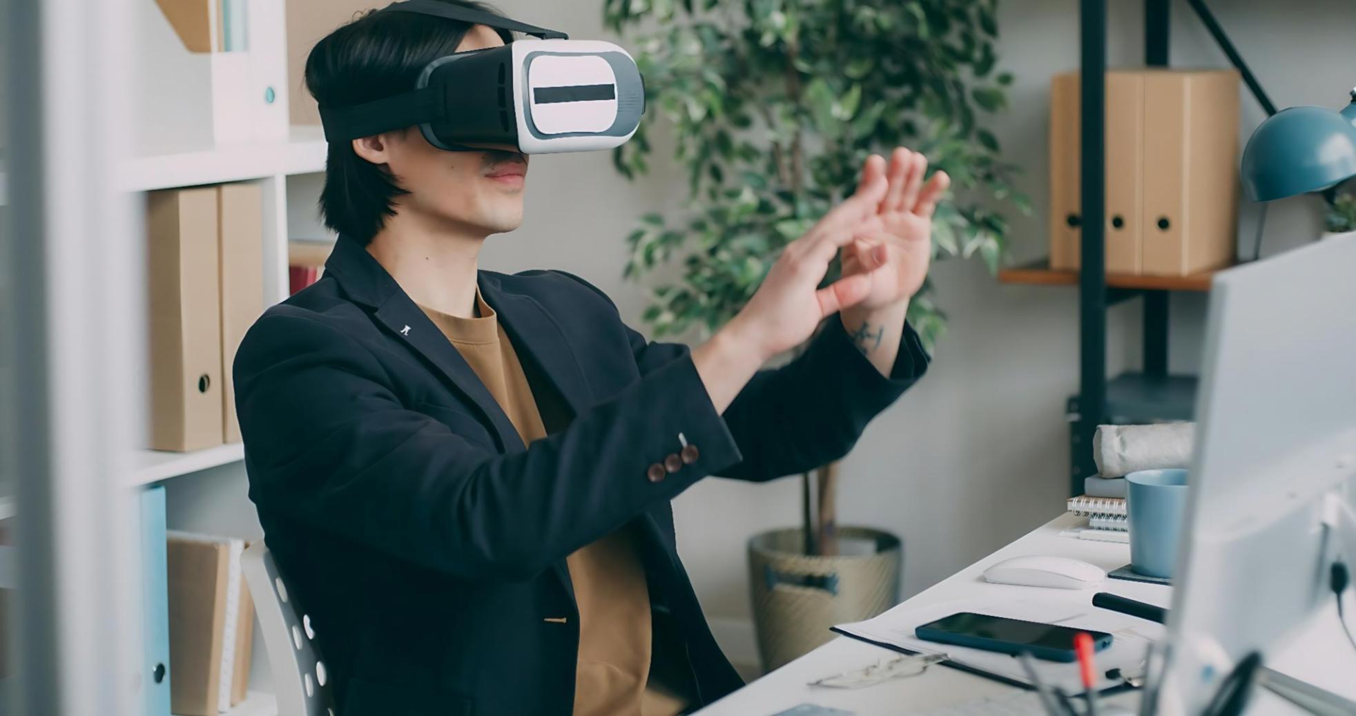Participante revisando proyecto de realidad virtual en pantalla durante sesión de evaluación