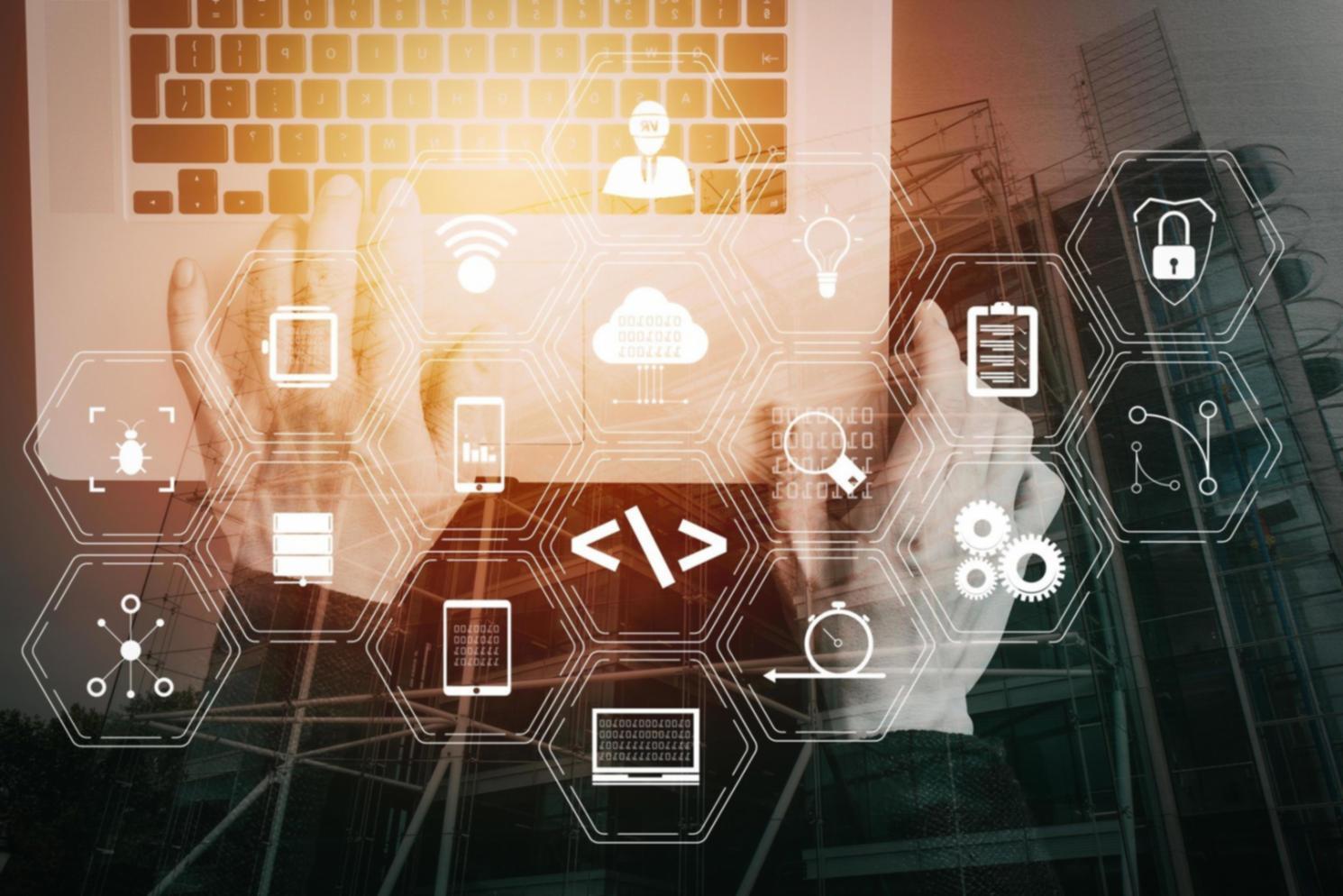 Estudiante trabajando con dispositivo de realidad aumentada en entorno de práctica